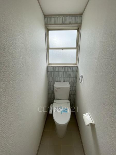 前橋市北代田町中古一戸建てのトイレ|１階トレイです。
温水シャワー洗浄機能付きです。