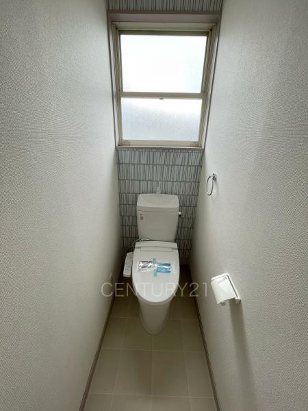 前橋市北代田町中古一戸建てのトイレ|２階トイレです。
温水シャワー洗浄機能付きです。