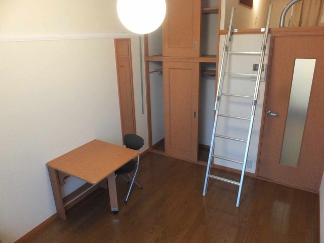 レオパレスヴァーノンの居間・リビング|1Ｆはフローリングです