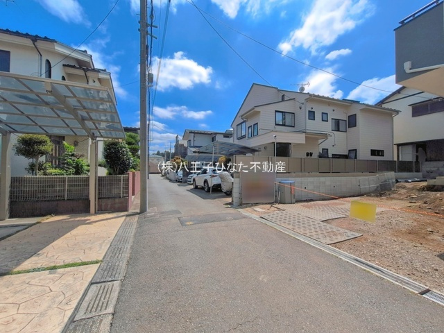 『八王子市新築戸建て』八王子市散田町2-32-5【仲介手数料無料】　１４期の前面道路含む現地写真|～仲介手数料無料☆八王子ひなた不動産～八王子市散田町　新築戸建て