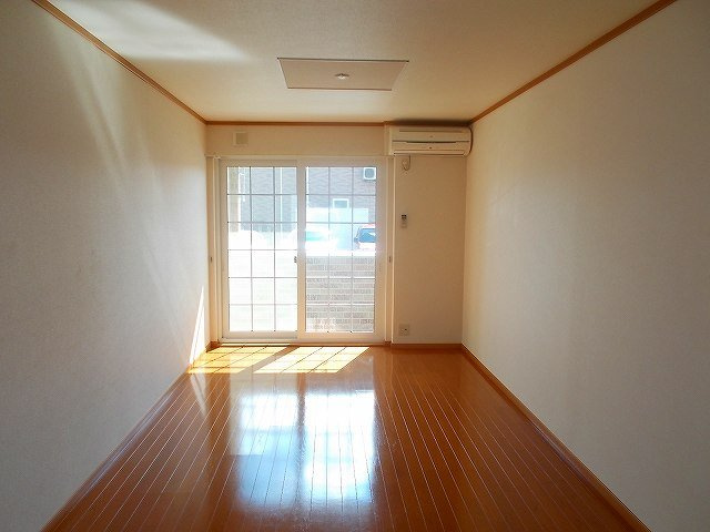 シューネスハイムⅠの居間・リビング|こちらのリビングで趣味の時間をお楽しみください