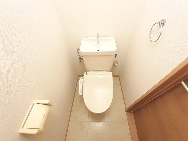 メゾンセントポーリアＢのトイレ|落ち着いた色調のトイレです