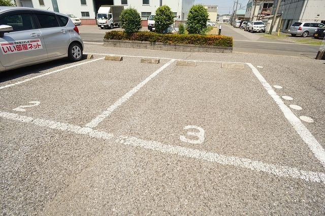 メゾン・ドリームＡの駐車場|カースペースがあります