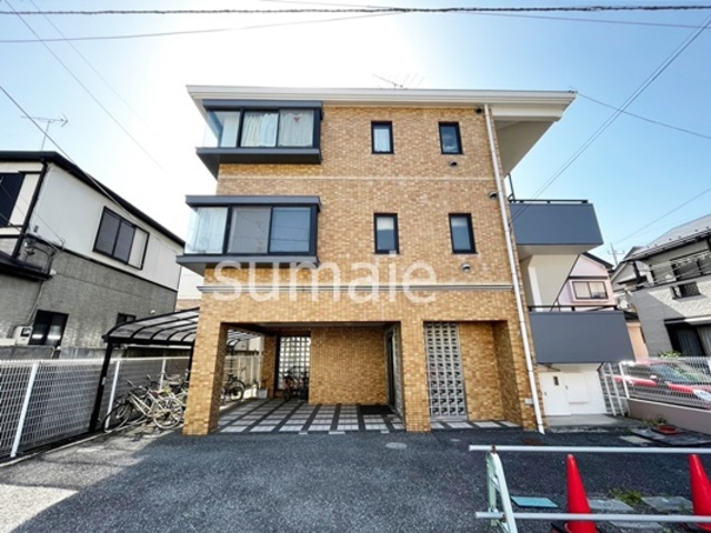 大宮ダイカンプラザⅡの外観|3階建てのマンションです
