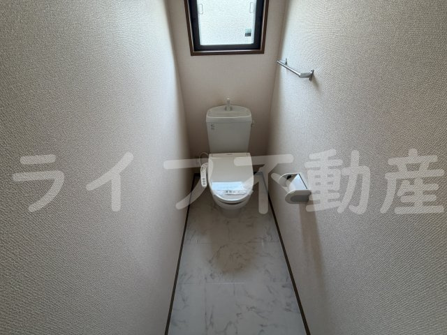 RISA B棟のトイレ|落ち着いた色調のトイレです