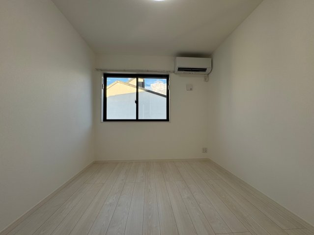 川崎市多摩区生田６丁目のアパートの居間・リビング