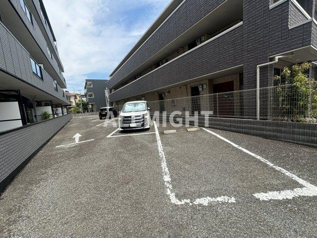 川崎市多摩区登戸の賃貸マンションの駐車場|★お部屋探しはオールマイト不動産までご相談下さい♪