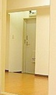 レジデンス若松の玄関