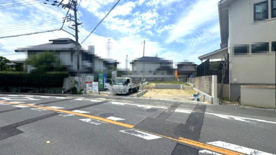 【前面道路含む現地写真】 | Terrechez堺市南区庭代台3期　1号棟 | 東側・幅員約12.3ｍの前面道路！広々しているため見通しがよく、車の出し入れもラクラク。(2026年6月撮影)