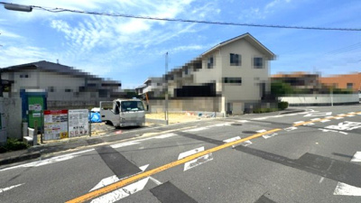 【前面道路含む現地写真】 | Terrechez堺市南区庭代台3期　1号棟 | 「栂・美木多」駅へは、徒歩2分のバス停利用可！第一種低層住居専用地域の為、採光や開放性に恵まれています。(2026年6月撮影)