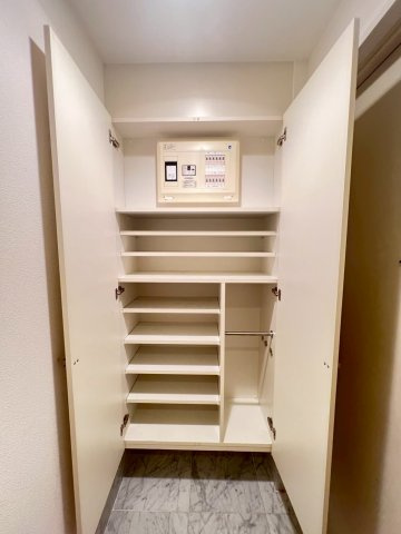 エムジー目黒駅前の玄関