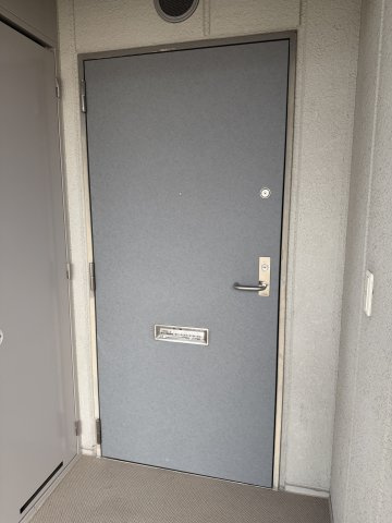 ハートフル湊川1号棟の玄関