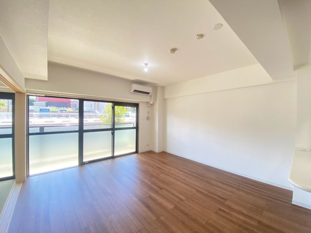 千葉市稲毛区小中台町の賃貸マンションの居間・リビング|こちらのリビングで趣味の時間をお楽しみください