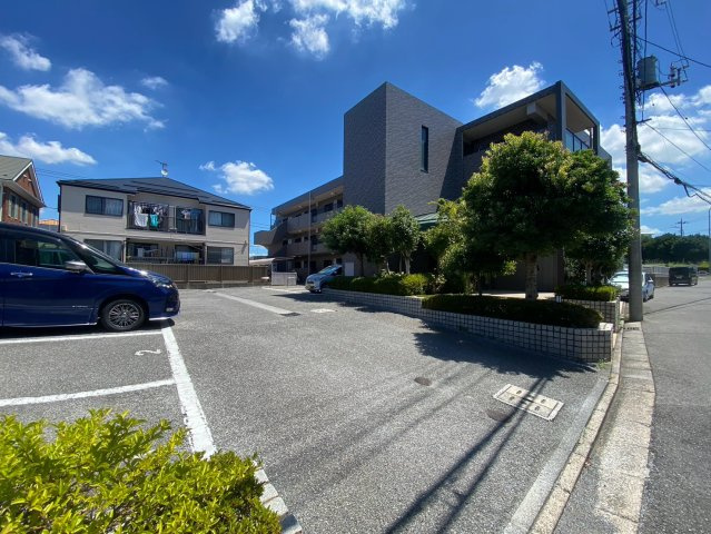 千葉市稲毛区小中台町の賃貸マンションの駐車場|駐車場完備です