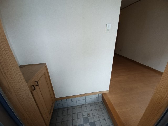 Y'sメゾネットCの玄関