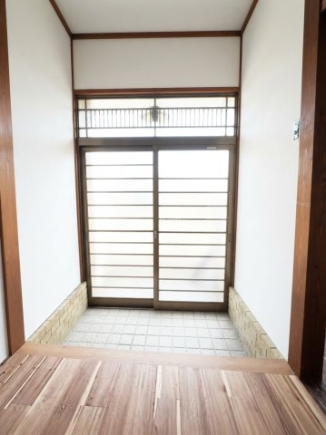 餌差町戸建て貸家の玄関