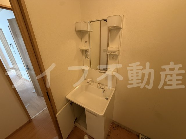 アムールコンフォルターブルの独立洗面台|独立洗面台、小物を置くことができて便利です