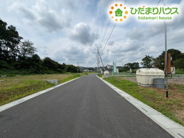 滑川町月輪第3期　新築一戸建て　クライン　02の前面道路含む現地写真