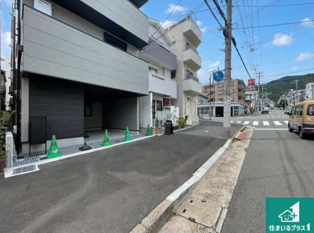 神戸市中央区神若通　新築一戸建ての前面道路含む現地写真|周辺は閑静な住宅街！前面道路広々で車の出し入れも便利です。駐車が苦手な方でも安心して車庫入れできます！