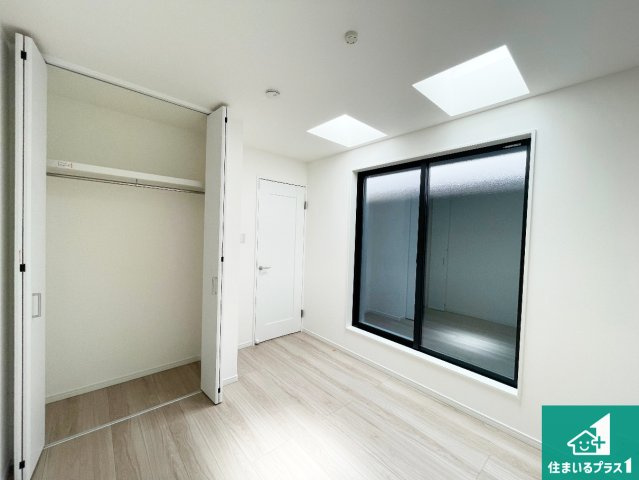 神戸市中央区神若通　新築一戸建ての洋室|寝室は心地よい眠りについてもらいたくて、シンプルかつ開放的な空間な設計にしています！大きな窓から差し込む日が心地いいです♪