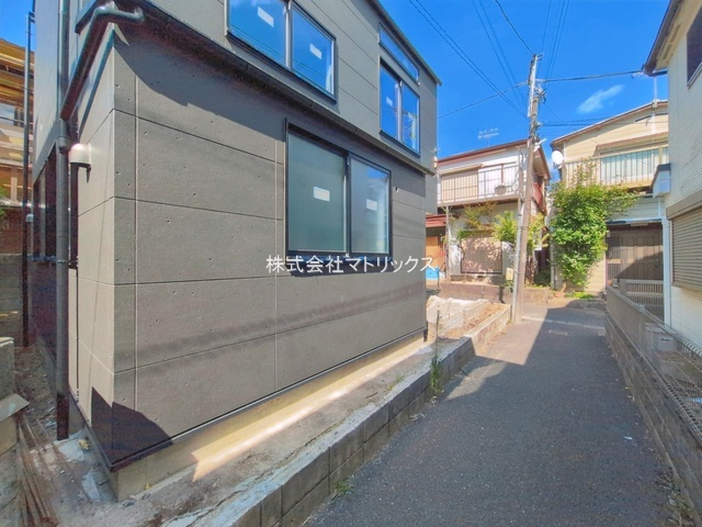 板橋区東新町2丁目　ZEH水準×ロフト付　フルリノベ住宅の前面道路含む現地写真