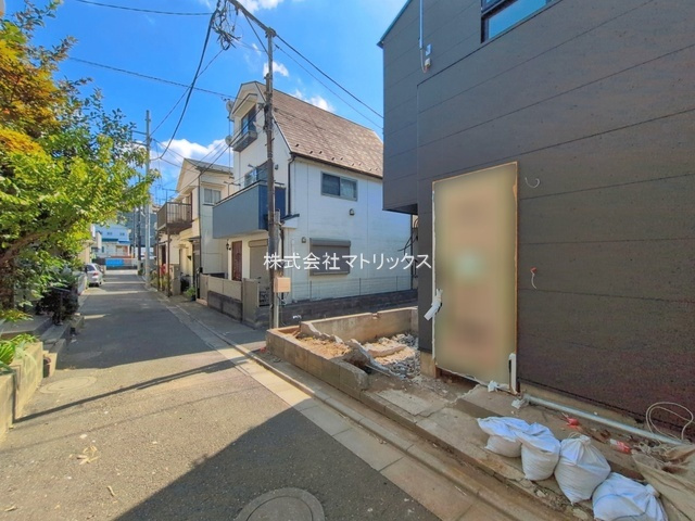 板橋区東新町2丁目　ZEH水準×ロフト付　フルリノベ住宅の前面道路含む現地写真