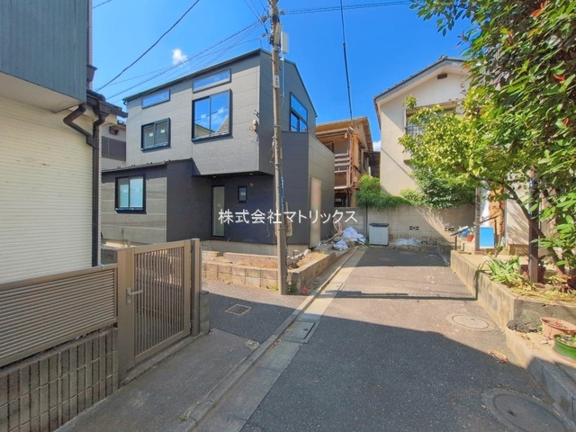 板橋区東新町2丁目　ZEH水準×ロフト付　フルリノベ住宅の前面道路含む現地写真