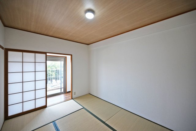 シャルマンコーポ伊丹2号棟の和室|-和室6帖-畳の香りとやわらかな感触に包まれ、ほっとできる空間です。
お部屋からは日当たりの良いバルコニーへ直接出入り可能です。