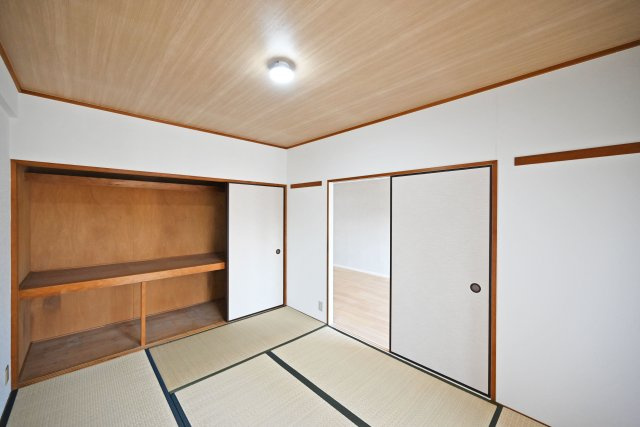 シャルマンコーポ伊丹2号棟の収納|-和室6帖-
押入れを備えており、来客用の寝具や季節用品などをすっきり収納できます。
