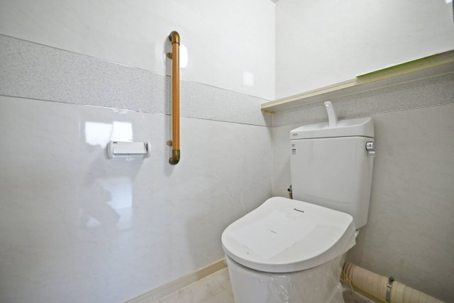 シャルマンコーポ伊丹2号棟のトイレ|トイレは新調済みで、清潔感のある空間です。毎日快適にご利用いただけます。