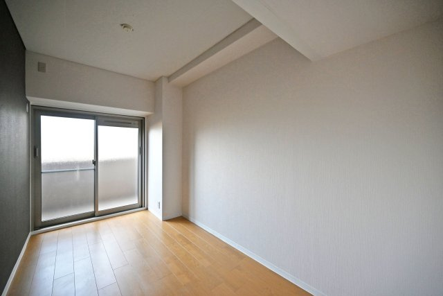 シャルマンコーポ伊丹2号棟の子供部屋|-洋室約4.2帖- シンプルな間取りになっているのでどんな家具でも合います。家具や敷物のカスタマイズを楽しめます！