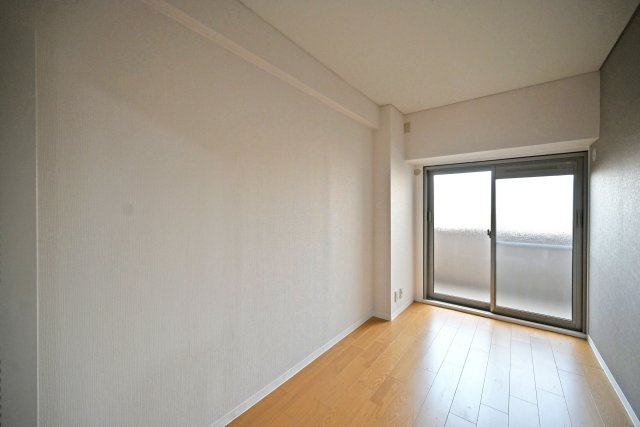 シャルマンコーポ伊丹2号棟の洋室|-洋室約4.2帖-
どんなインテリアにも馴染みやすいシンプルな洋室。家具の配置もしやすいです。