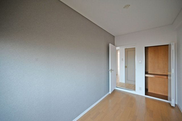 シャルマンコーポ伊丹2号棟の収納|-洋室約4.2帖- 収納スペースも備え、お部屋をすっきりと保てます。