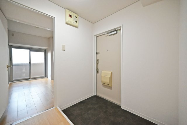 シャルマンコーポ伊丹2号棟の玄関|廊下側から撮影した玄関写真です。玄関はすっきりとした広さを確保し、靴の脱ぎ履きがしやすい設計です。