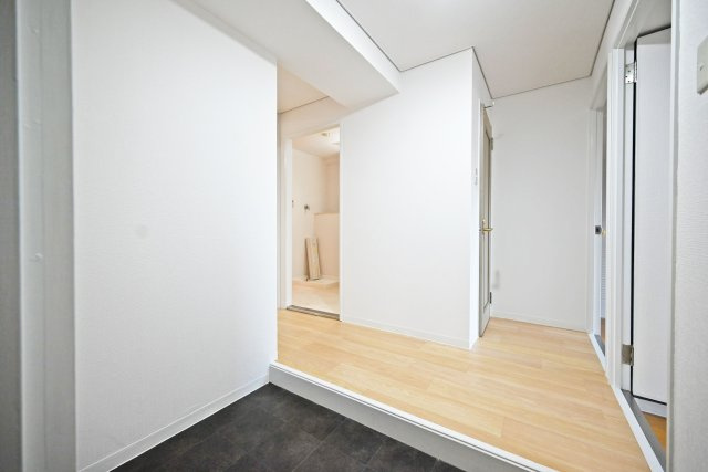 シャルマンコーポ伊丹2号棟の玄関|玄関入ってすぐの内観写真です。お好きなシューズボックスを配置して頂けます。