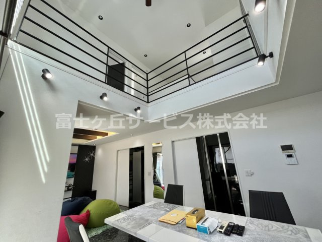 【ダイニング】 | 浜松市中央区下石田町 中古住宅 | ダイニングスペースの上は吹き抜けになっています
