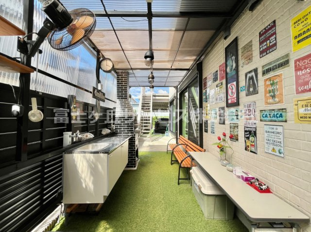 【庭】 | 浜松市中央区下石田町 中古住宅 | キッチンの外に、BBQグリル付の屋外キッチンがあります