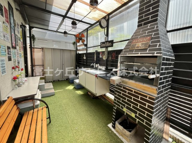 【庭】 | 浜松市中央区下石田町 中古住宅 | キッチンの外に、BBQグリル付の屋外キッチンがあります