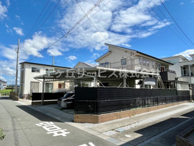 【駐車場】 | 浜松市中央区下石田町 中古住宅 | 3台駐車可能、屋上は太陽光発電+テラスになっています