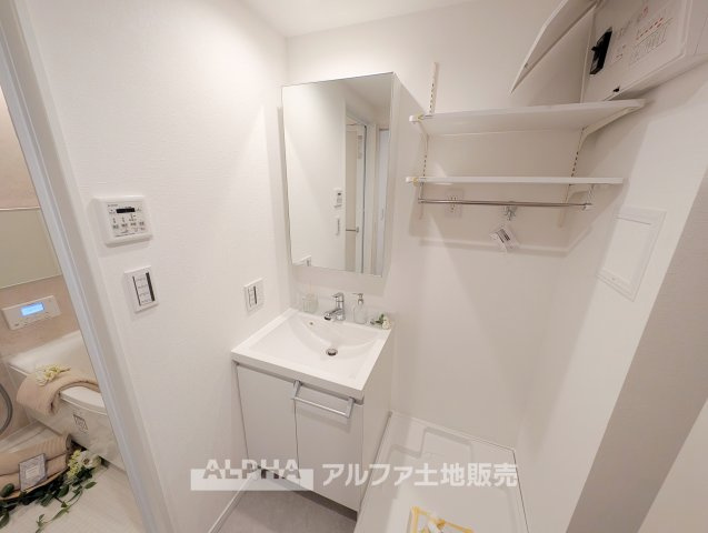 ネオコーポ武蔵野の独立洗面台|【Powder Room】◆洗面化粧台◆新しく整えられる洗面スペース。洗面用品をまとめながら、毎日の身支度をスムーズに行えます。