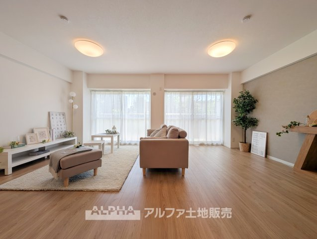 ネオコーポ武蔵野の居間・リビング|【3LDK】◆専有面積86.9平米◆約23帖のLDKと3つの洋室を備えた間取り。53平米の専用庭やトランクルームも備えています。