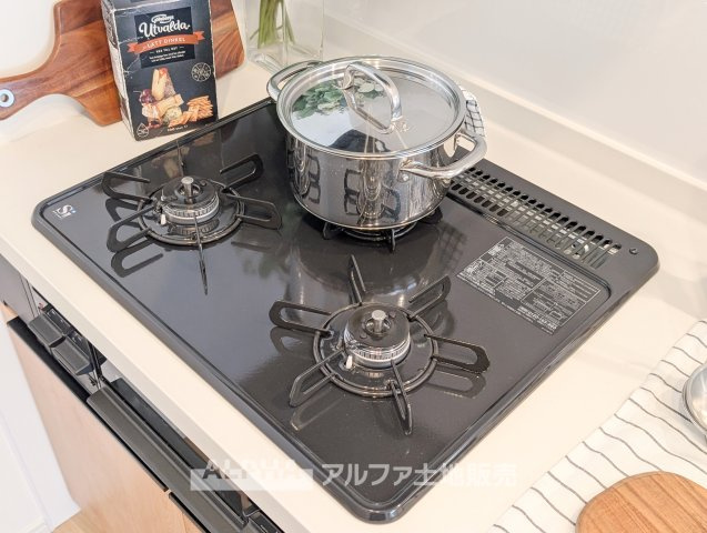 ネオコーポ武蔵野のキッチン|【Gas Stove】◆ガスコンロ◆火加減を確認しながら調理でき、炒め物や煮込み料理など幅広いメニューづくりに活躍します。