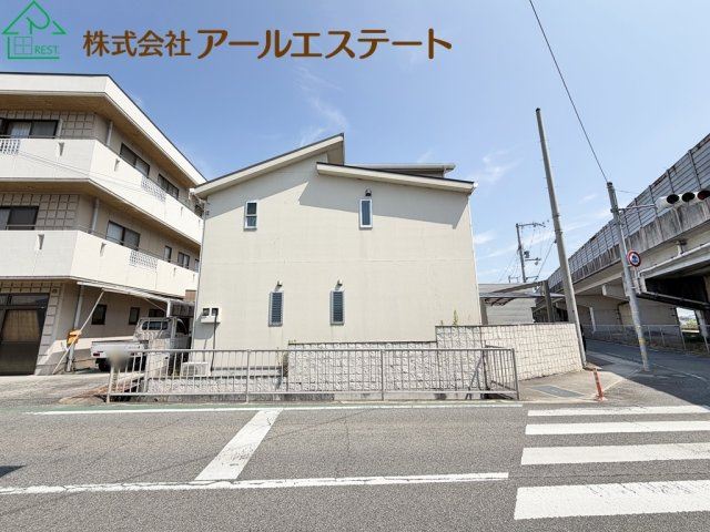 姫路市御国野町深志野　　中古戸建の前面道路含む現地写真