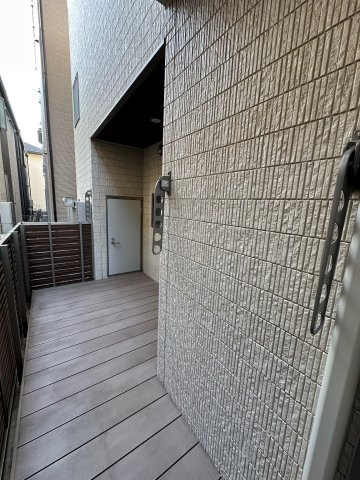 足立区西加平２丁目のアパートのバルコニー