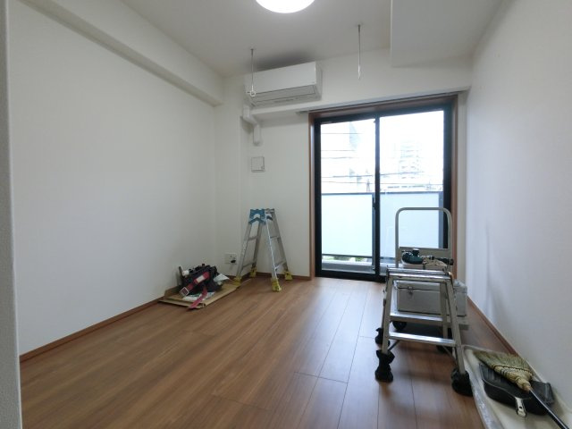 浦安市当代島１丁目の賃貸マンションの居間・リビング|反転