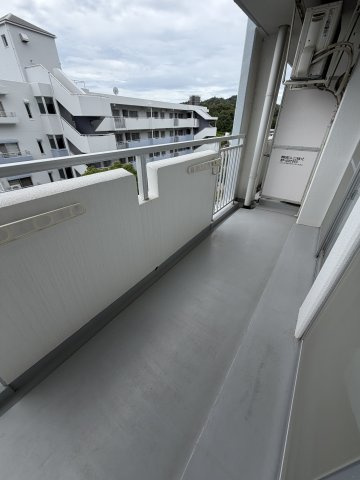 グリーンヒルズ鷹取4号棟のバルコニー