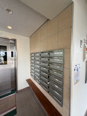 グリーンヒルズ鷹取4号棟のロビー