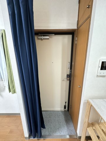 センエイ谷四の玄関