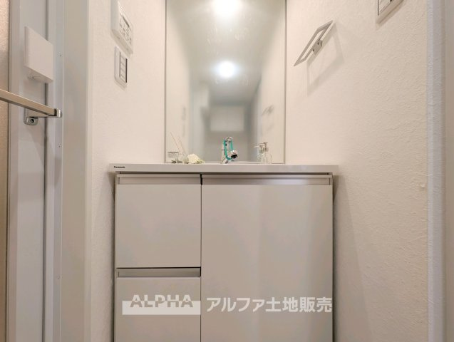 ワコーレ拝島IIの独立洗面台|【Powder Room】◆独立洗面台◆洗面化粧台は新規交換予定。朝の身支度から帰宅後の手洗いまで、毎日気持ちよく使える洗面スペースです。