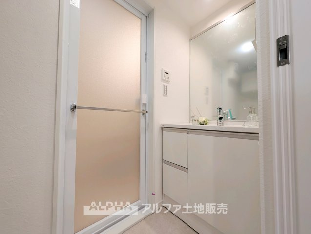 ワコーレ拝島IIの独立洗面台|【Wash Basin】◆洗面スペース◆新しく生まれ変わる洗面化粧台。洗面用品をまとめやすく、身支度もスムーズに行える空間です。